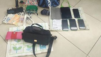 El ladrón no solo le robó el celular a un pasajero, sino que también se había apoderado de una cartera.&nbsp; 