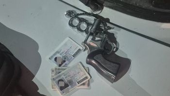 El arma, balas, una manopla y documentos le secuestraron al joven de 18 años que quedó detenido en las 1200 Viviendas.&nbsp;