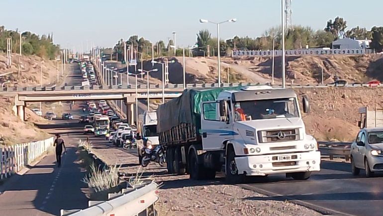Caos de tránsito en Ruta 7 por un camión varado