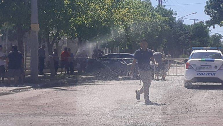 Vecinos cipoleños cortaron la calle por los desbordes de líquidos cloacales 