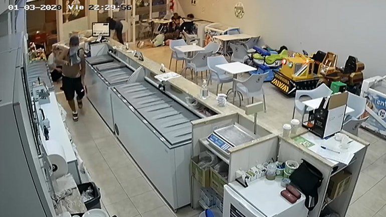 Violento robo a una heladería quedó grabado por las cámaras