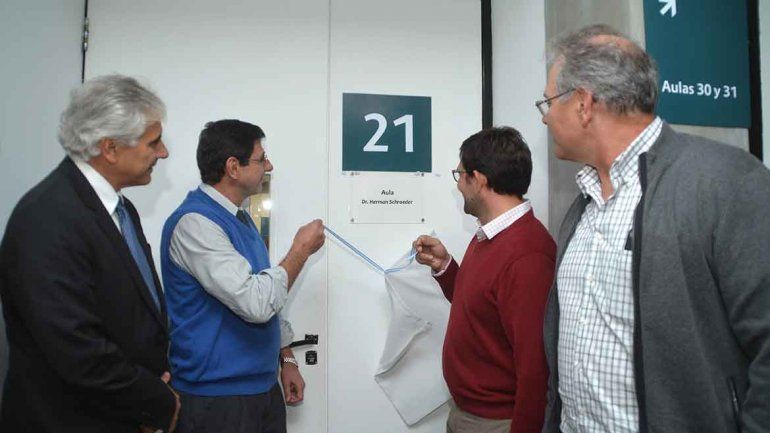 La sede universitaria bautizó Herman Schroeder una de sus aulas