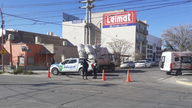 El conductor del camión escapó del control policial