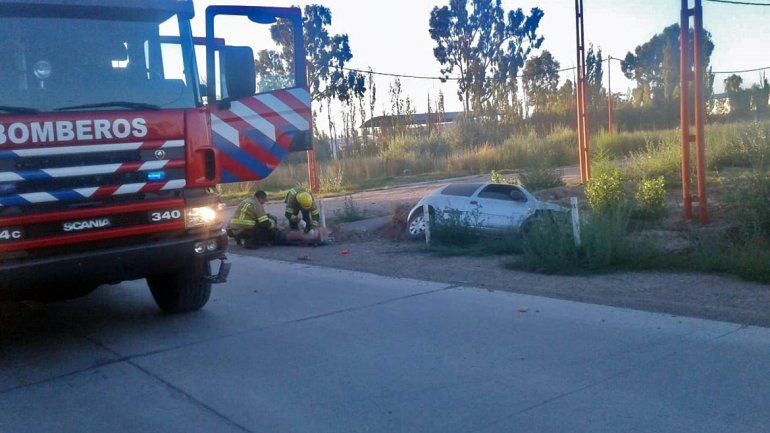 La chocaron, perdió el control del auto y terminó adentro de un desagüe