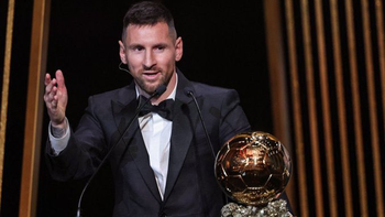 Lionel Messi durante su discurso luego de ser premiado por octava vez con el Balón de Oro.&nbsp;
