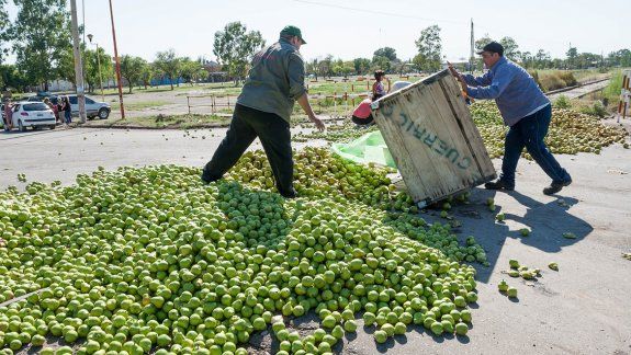 Los chacareros volverán a tirar fruta para que la gente la recoja. En esta oportunidad será un millón de kilos.