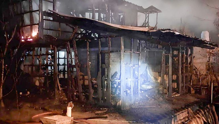 La vivienda que se incendió en Allen. La familia que la ocupaba perdió todo. Un drama que no produjo lesionados.&nbsp;