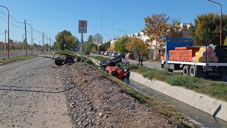 El autoelevador cayó sobre el canal de riego en la ruta provincial 65.