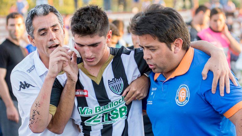 Vera ensangrentado y Del Prete acompañado tras el impacto.