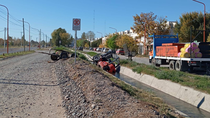 El autoelevador cayó sobre el canal de riego en la ruta provincial 65.