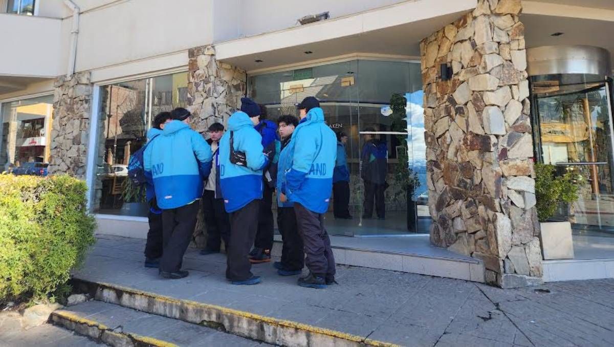 Un egresado cayó desde un sexto piso en Bariloche.