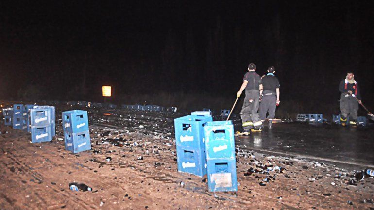 Para zafar de un choque, un camión volcó su carga y regó con cerveza la Ruta 151