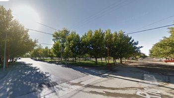 otra vez en una plaza: tras el asalto a una pareja, les robaron costosos telefonos otra vez en una plaza: tras el asalto a una pareja, les robaron costosos telefonos