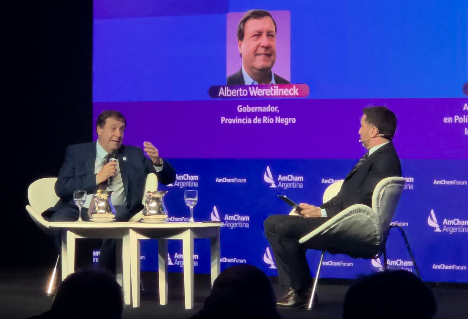 El gobernador, Alberto Weretilneck, este jueves en Buenos Aires. Evitó una pregunta directa que lo pintaba de violeta, pero dijo que la oposición no tiene rivales firmes ante Milei.