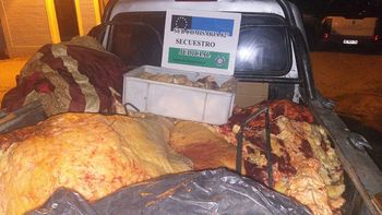 La Policía de Las Perlas interceptaron la camioneta en la que llevaban una vaca faenada ilegalmente. 