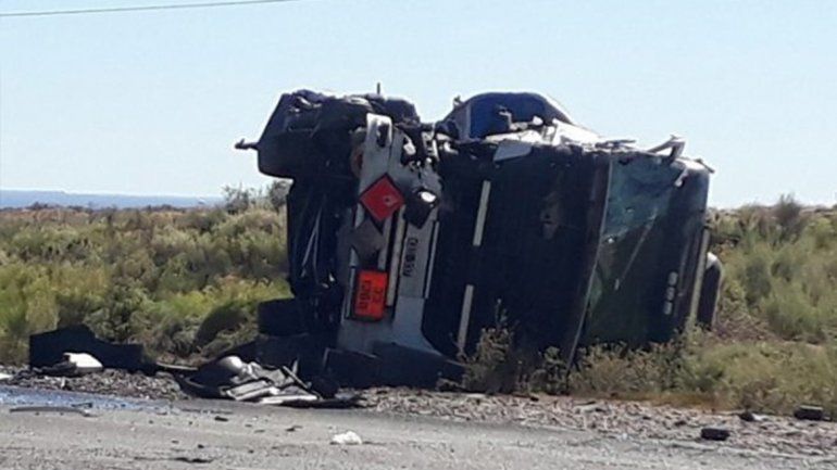 Camioneros intentaron evitar un choque frontal, volcaron y se salvaron de milagro