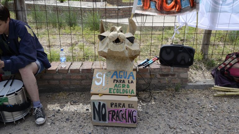 Los manifestantes entregaron un petitorio en la Secretaría de Energía para que les informe y convoque a una mesa de diálogo. Los manifestantes entregaron un petitorio en la Secretaría de Energía para que les informe y convoque a una mesa de diálogo.