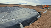 Río Negro fiscaliza la colocación de la geomembrana en Calcatreu, verificando soldadura y presión hidráulica bajo estándares internacionales. Foto: prensa Río Negro fiscaliza la colocación de la geomembrana en Calcatreu, verificando soldadura y presión hidráulica bajo estándares internacionales. Foto: prensa