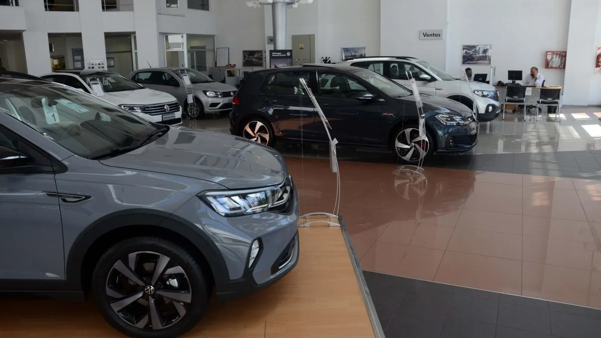¿Cuántos sueldos promedio se necesitan para comprar un auto?