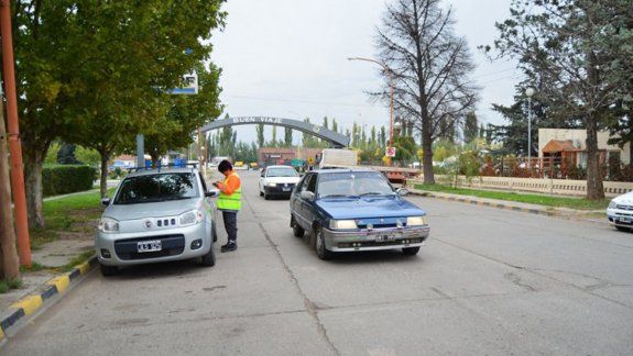 Los inspectores no dejan pasar una para garantizar la seguridad vial.