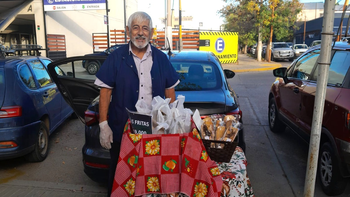 El histórico peluquero devenido en vendedor ambulante en la Mengelle: Amo Cipolletti.