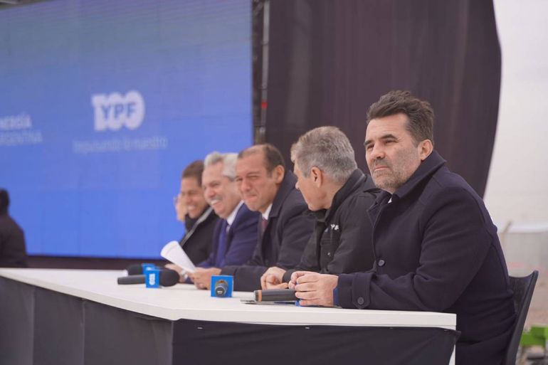 Los regalos de Gutiérrez al presidente: mate, bombilla y un osito de peluche