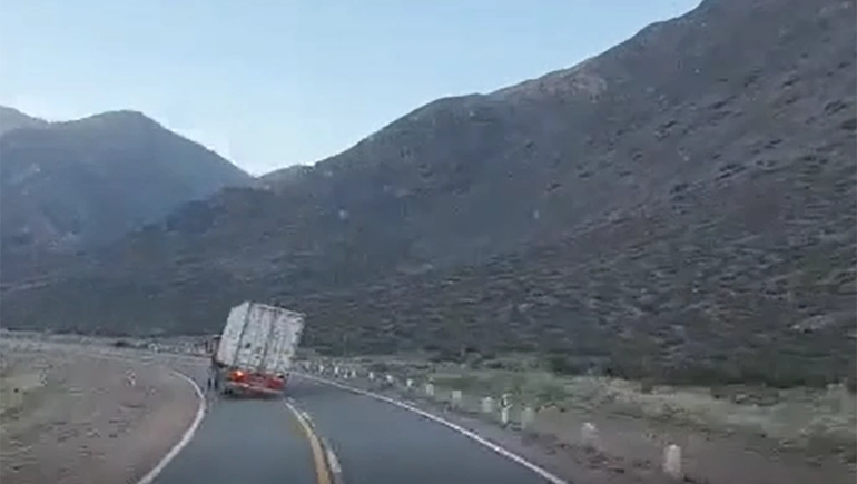 Espectacular vuelco de un camión con bananas en Alta Montaña