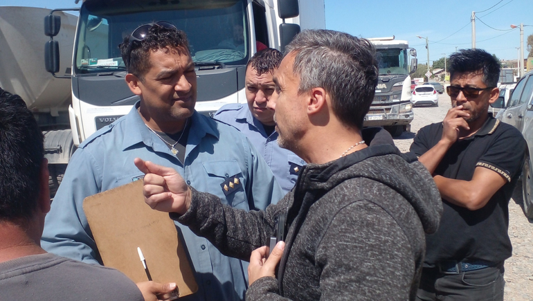 El secretario de Gobierno Julio Dujka arribó al lugar junto al secretario de Obras Públicas.