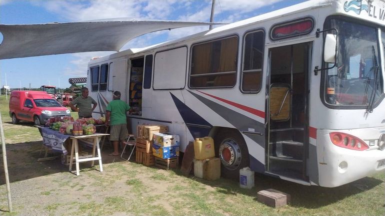 El Vasco vende la fruta rionegrina junto a su esposa en Tandil.