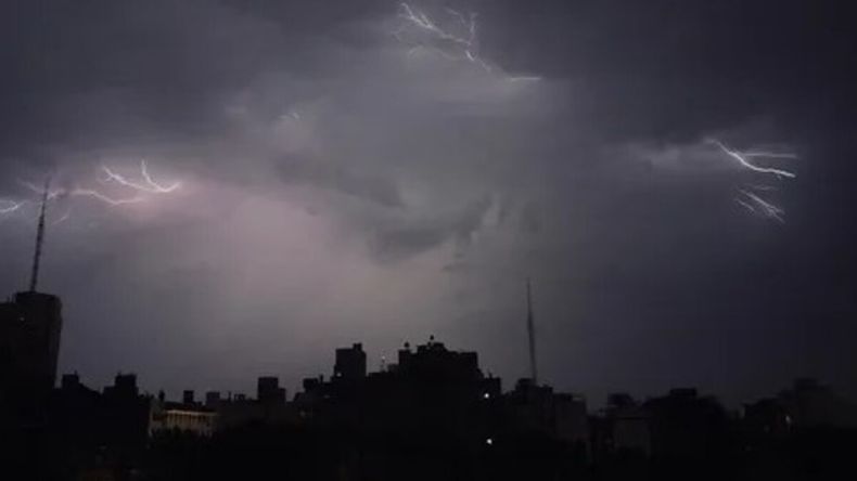 El SMN elevó un alerta meteorológico por tormentas para este lunes.