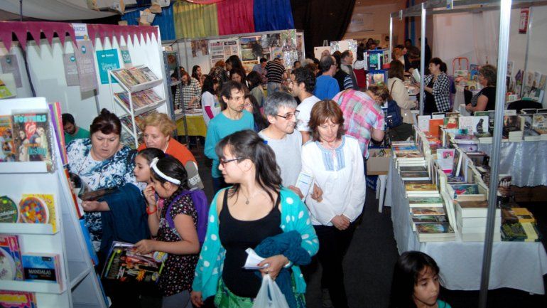 El predio de la Feria del Libro recibió ayer a una gran cantidad de cipoleños.