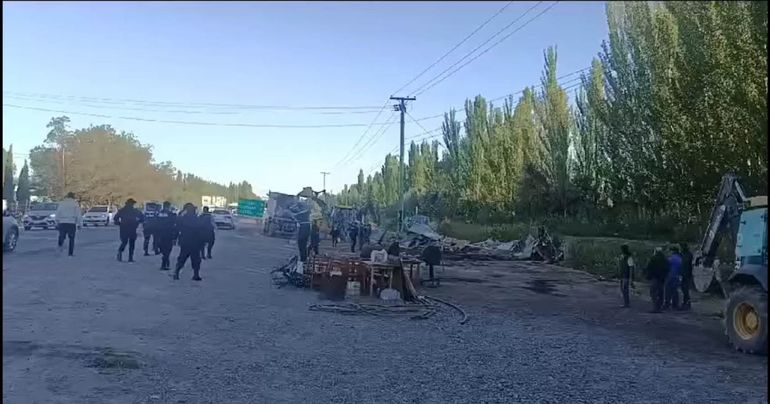Personal municipal procedió junto a policías a desmantelar el puesto gastronómico. Utilizaron máquinas para retirar la estructura. 