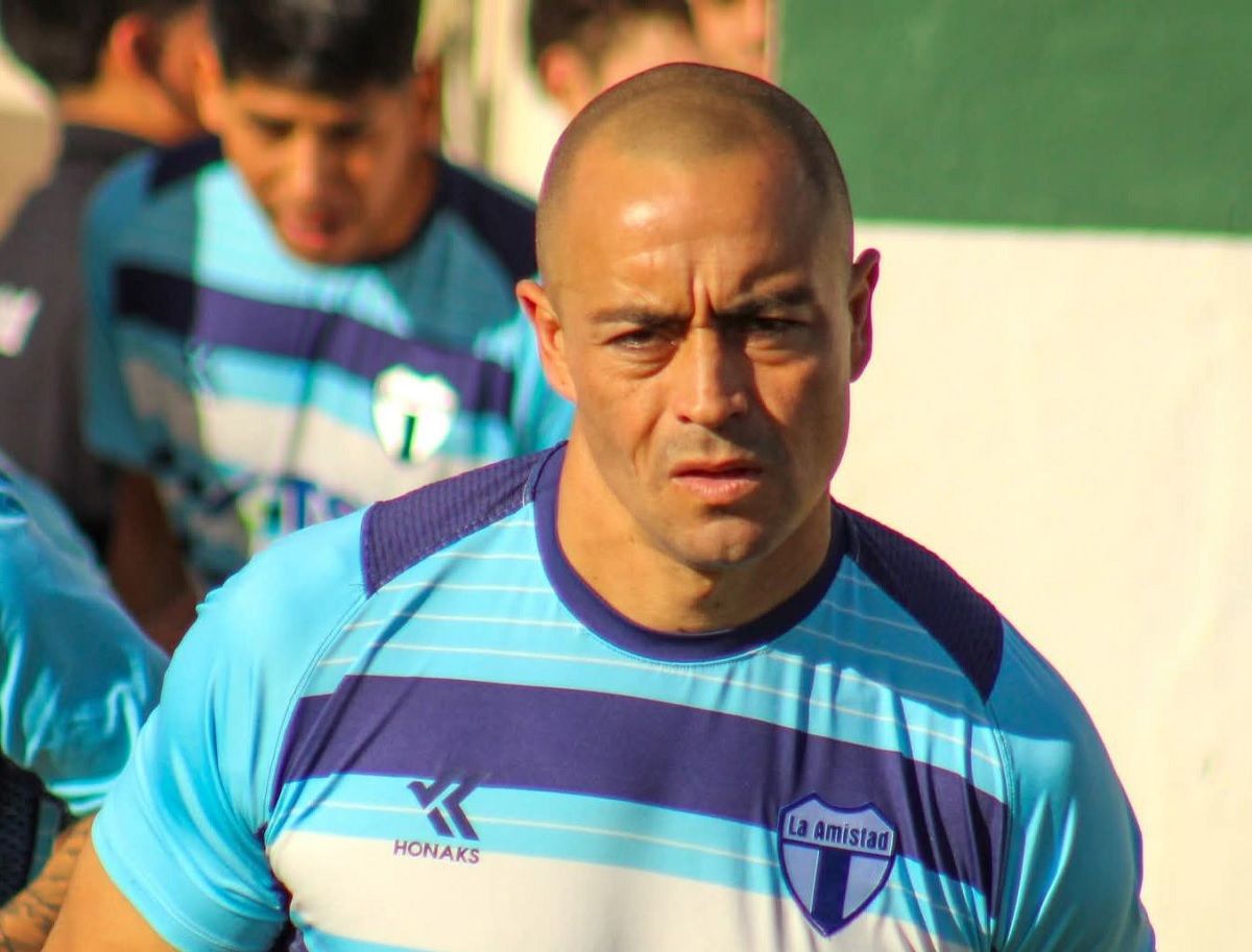 Damián Jara ingresando a la cancha en el partido contra Círculo Italiano. (Fotos: Fede Pérez / Ojo Granate).