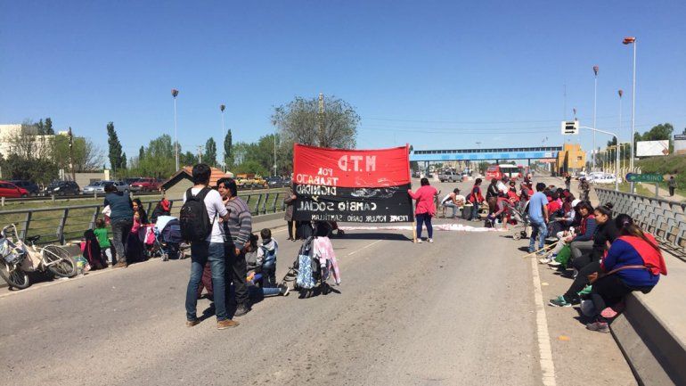 Sigue la protesta del Frente Darío Santillán y hay demoras para cruzar los puentes