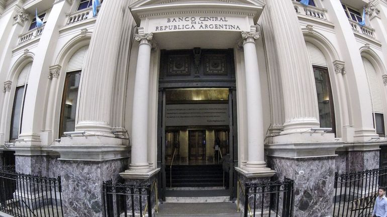 El Banco Central devaluó 21% la moneda y el dólar llegó a 350 pesos