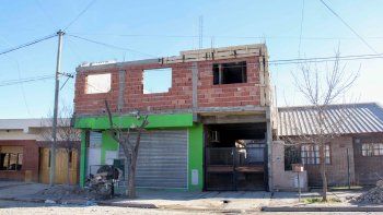 El hombre estaba solo en un taller mecánico cuando explotó un auto.