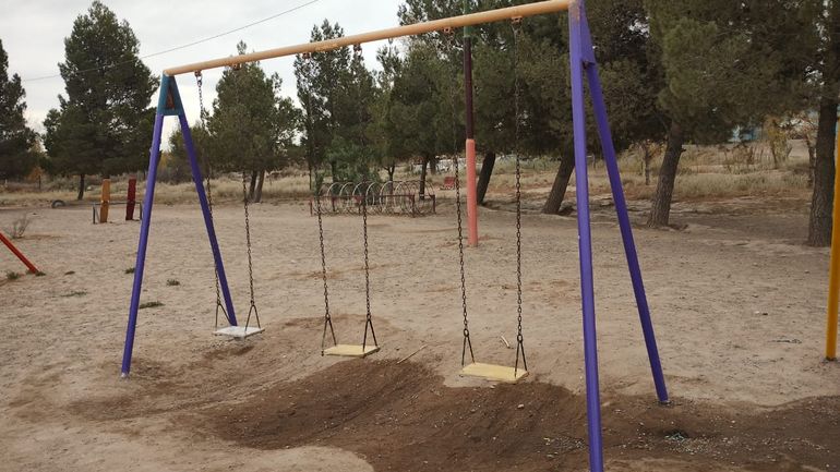 El vecino Mario Otárola, u Otarola, así sin acento como más le gusta ahora que se lo consignen y pronuncien, se ha dedicado últimamente a pintar los juegos infantiles y los bancos de la plaza principal, ubicada justo detrás de la Subcomisaría 82.