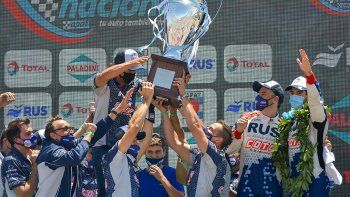 El festejo de Urcera, junto al equipo Larrauri Racing.&nbsp;