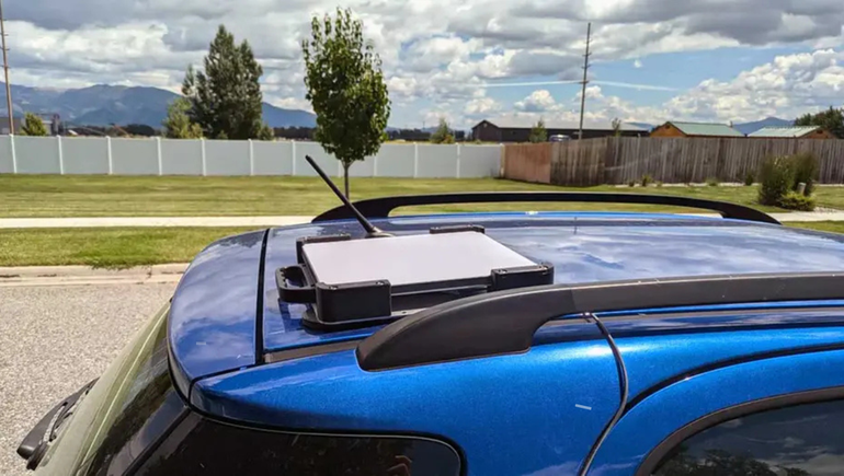 La mejor recomendación para viajar con la antena, es colocándola con un soporte sobre el techo del vehículo. 