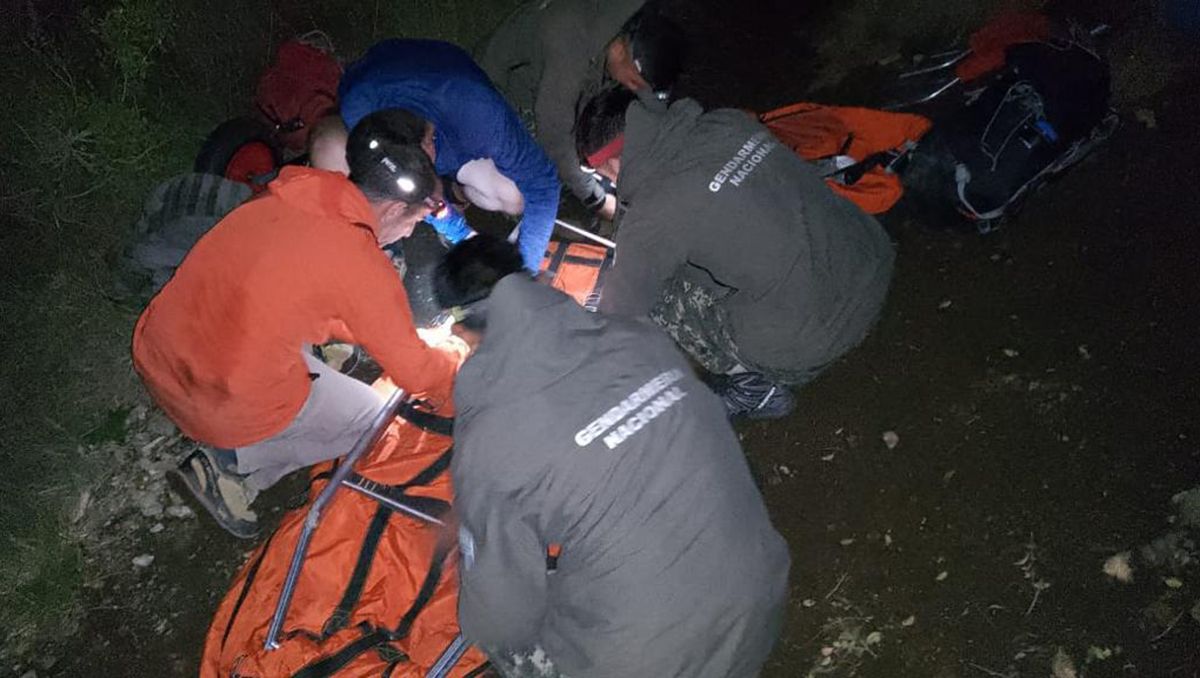 Rescataron a un senderista que se lesionó en medio de la montaña