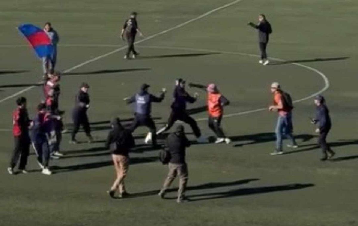 Simpatizantes de los dos clubes quedaron enfrentados cuerpo a cuerpo y llegaron a tirarse algunos golpes en el campo de juego.