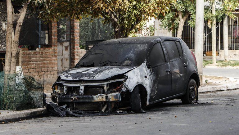 Quemaron el auto de un policía de la Federal