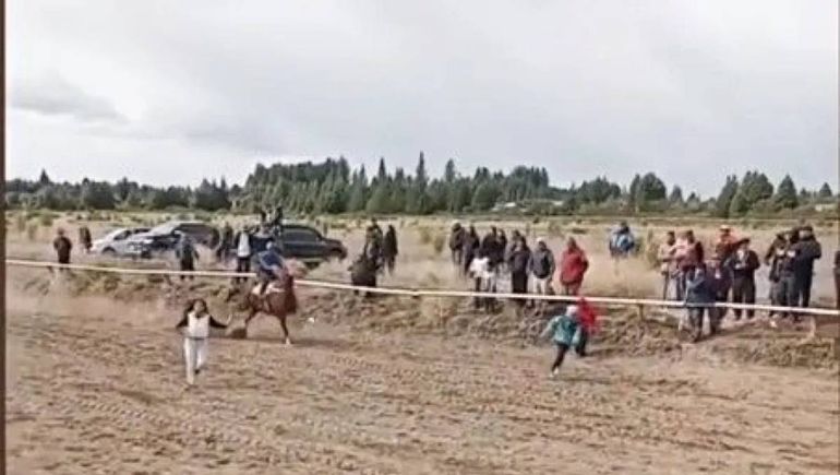 Una imagen impactante. Los niños atraviesan la pista entre caballos que se desplazan a toda velocidad.