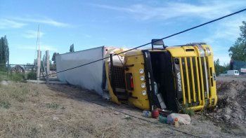 por las obras sobre la ruta 22, volco un camion de transporte de fruta