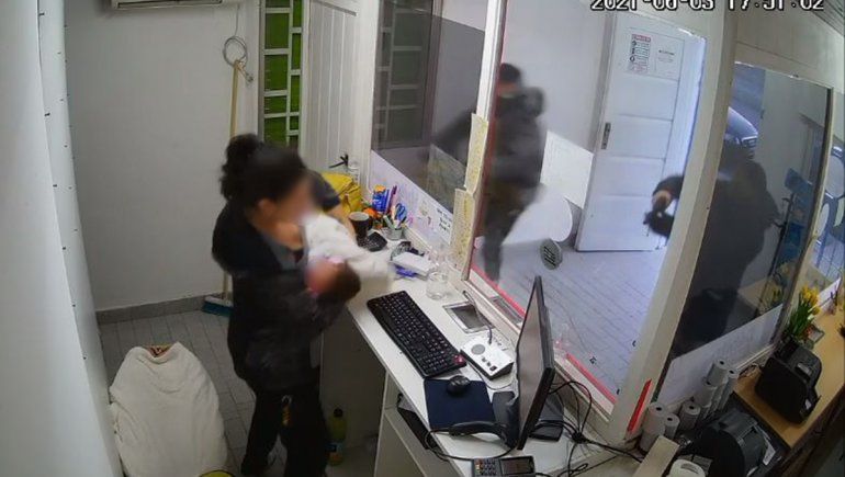 Entraron a robar armados a una quiniela mientras una mujer amamantaba a su beba