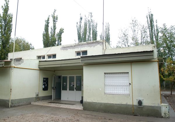 La jubilada docente Viviana Reissig fue directora, en tiempos de la democracia, de la Escuela 50 de Cipolletti. El establecimiento es un sitio de memoria por haber sido objeto de un temible copamiento por fuerzas militares a comienzos de la dictadura de 1976.