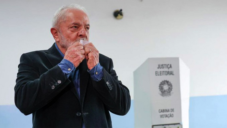 Con una leve ventaja y el 70% escrutado, Lula supera a Bolsonaro