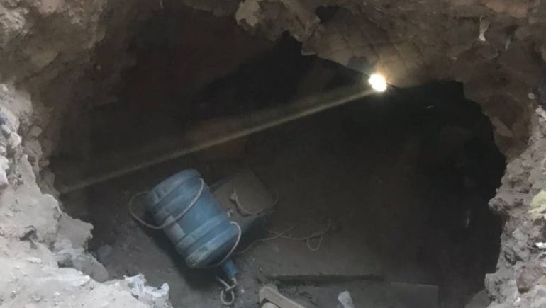 Riesgosas paredes sostenidas por postes de madera. Riesgosas paredes sostenidas por postes de madera.