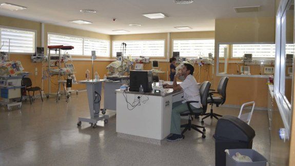 Una beba de 4 meses está terapia intensiva por botulismo infantil