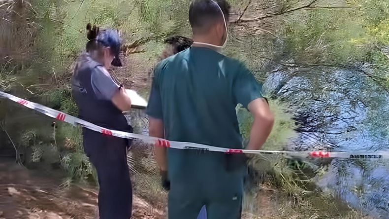 El operativo de seguridad realizado en el lugar de la costa del río Neuquén donde depositaron el cuerpo.&nbsp;